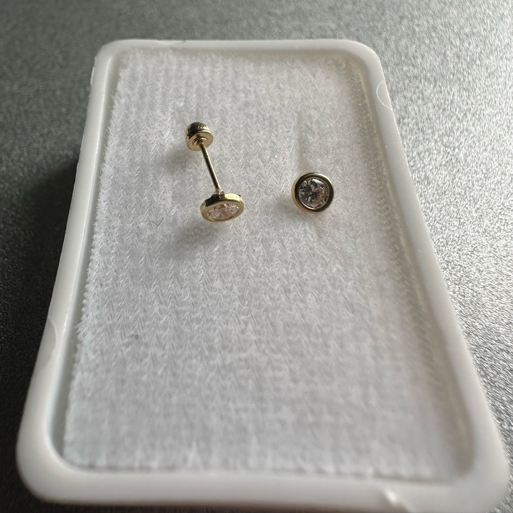 10k gold stud earrings